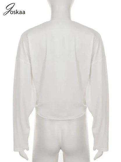 Wholesale Women's Loose White Fall Fashion Top – Model Wearing Style