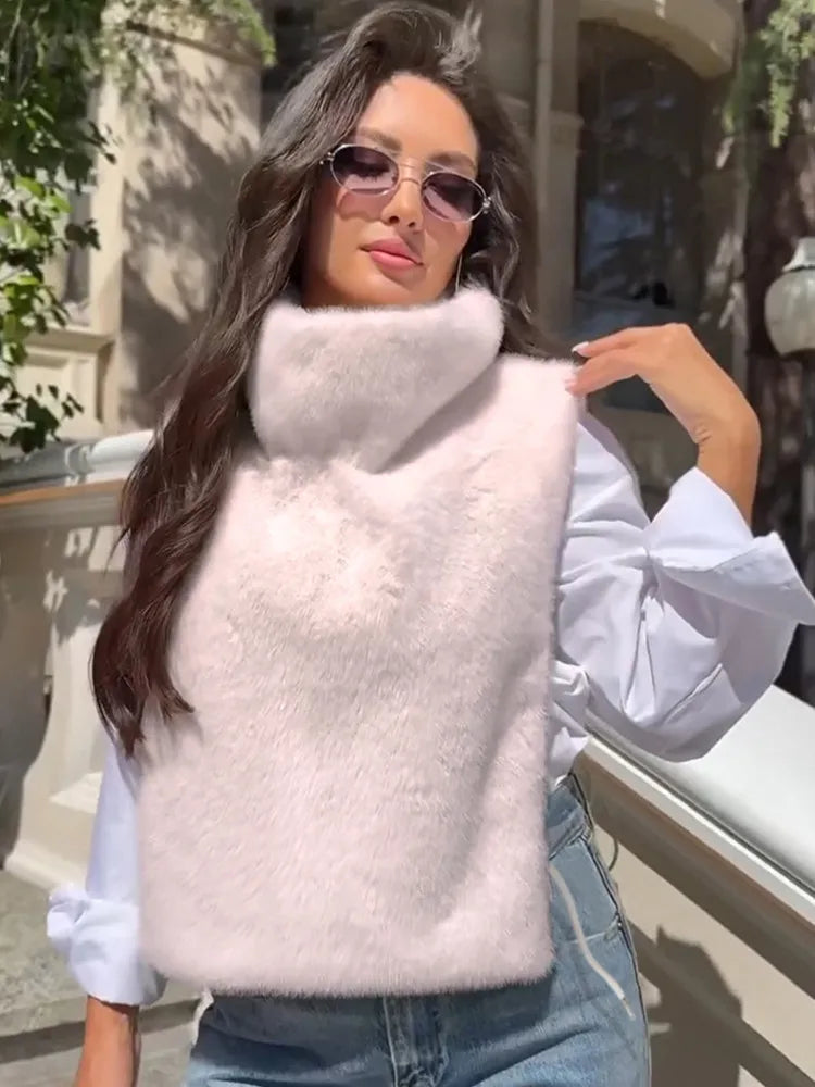 Women's Sleeveless Crop Faux Fur Sable Jacket White – Detail View